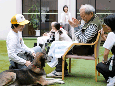 動物介在療法の様子2